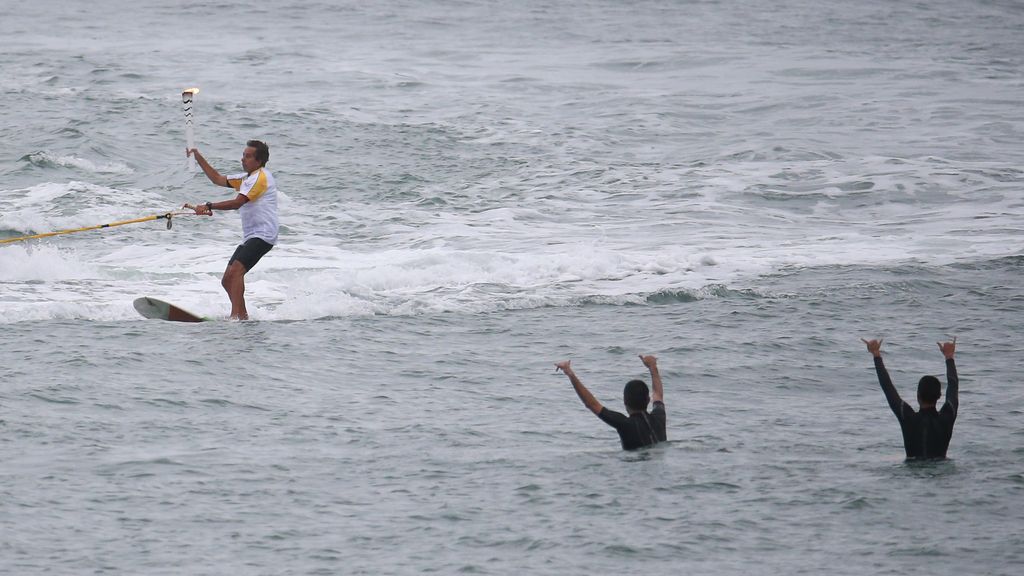 La antorcha olímpica surfea por las playas de Río de Janeiro