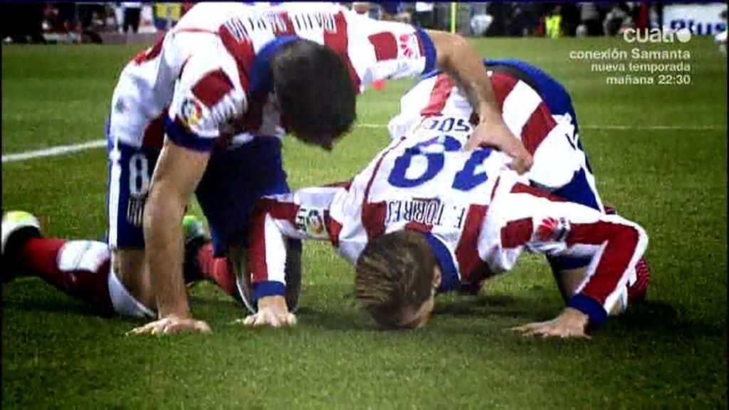 Fernando Torres vuelve a marcar en el Calderón y besa el césped en la celebración