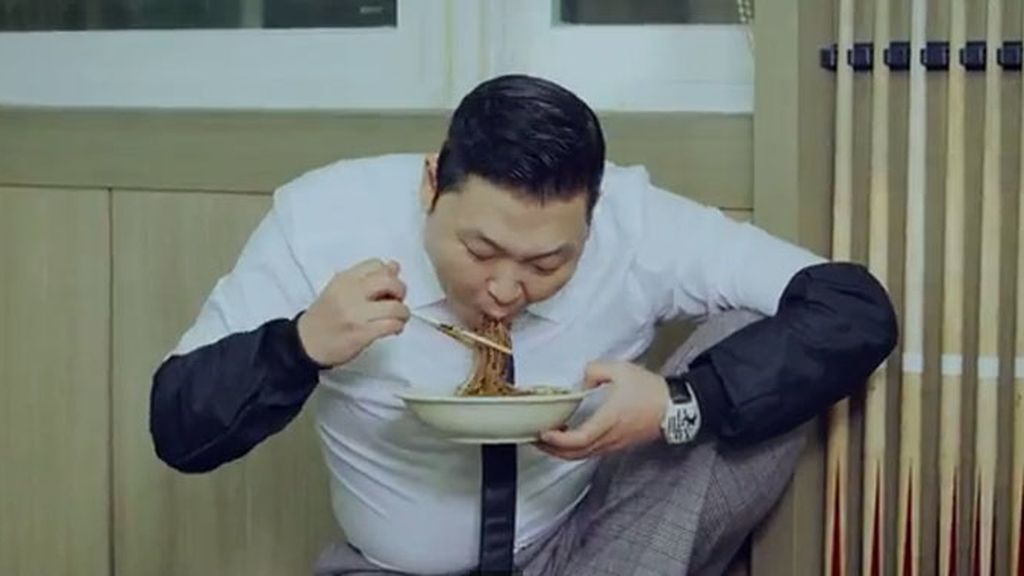 Psy vuelve a revolucionar la red con su 'Hangover'