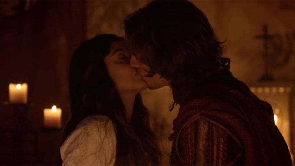 Romeo y Julieta se besan apasionadamente