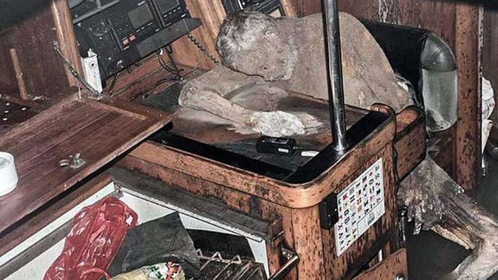 Unos regatistas muestran el hallazgo del capitán momificado de un 'barco fantasma'