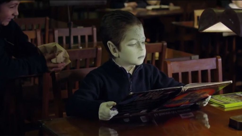 Unicef conciencia sobre el bullying con un niño extraterrestre