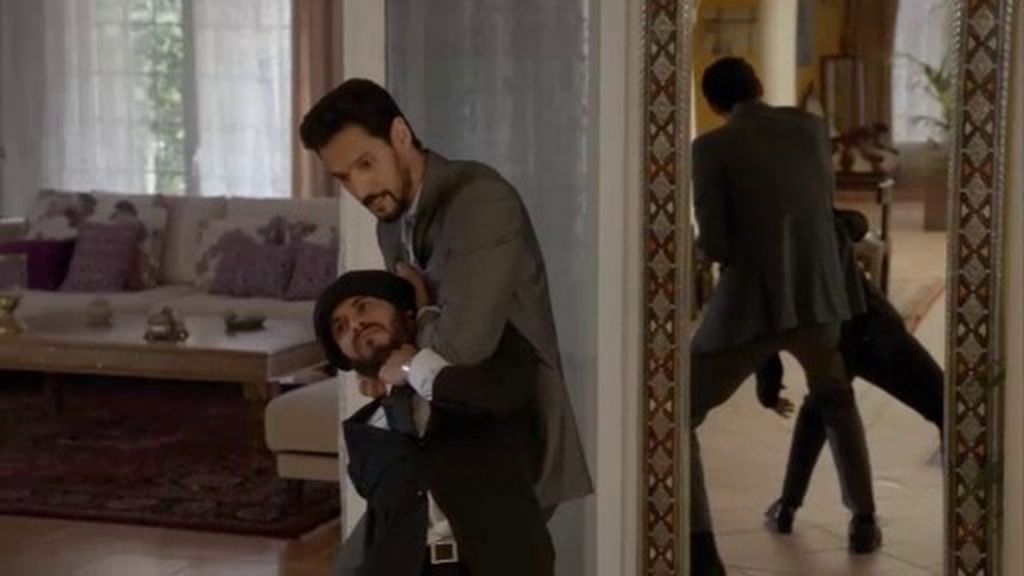 Khaled intenta convencer a Fátima que es un espía después de asesinar a Nasser