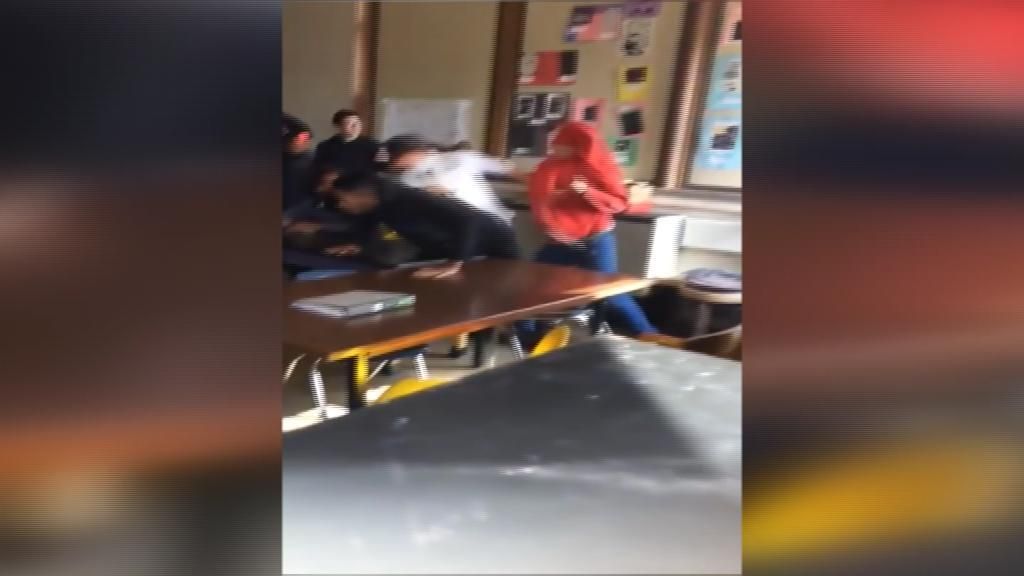 Un alumno sale en defensa de su profesora agredida por otro compañero