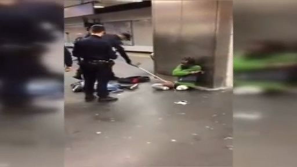 Unos policías denigran a un hombre sin piernas y sin brazo en el Metro de París