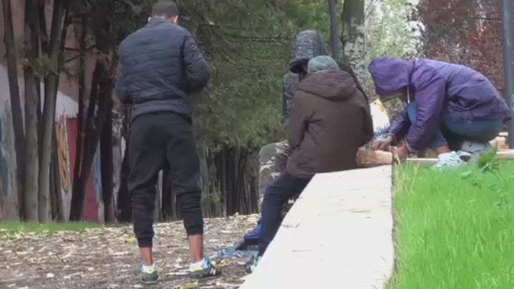Denuncian la situación de 15 menores que malviven en un parque de Madrid