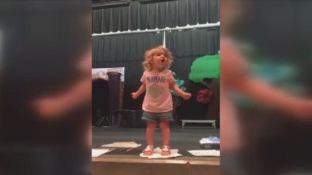 La efusiva interpretación del abecedario de una niña de solo 2 años se hace viral