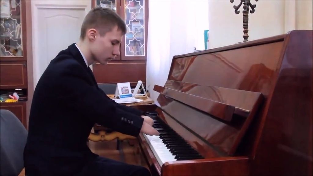 Alexey Romanov, el joven capaz de tocar el piano sin dedos