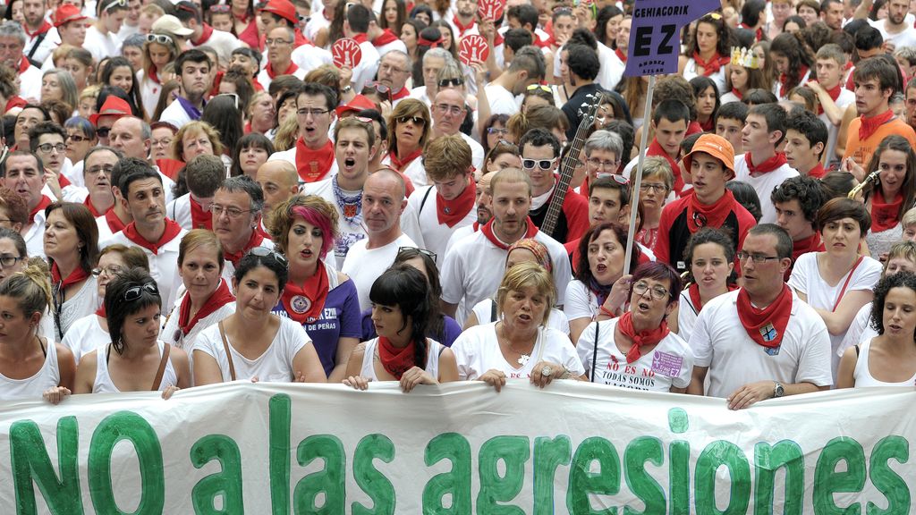 Prisión para los cinco acusados de agredir sexualmente a una joven en Pamplona