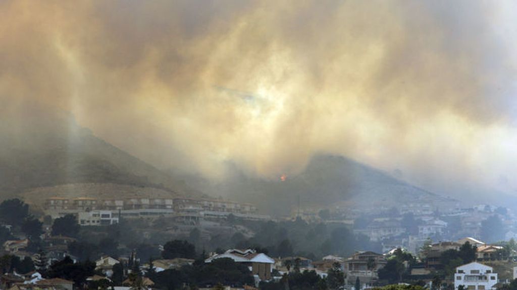Cientos de personas desalojadas por un incendio forestal en Torrent