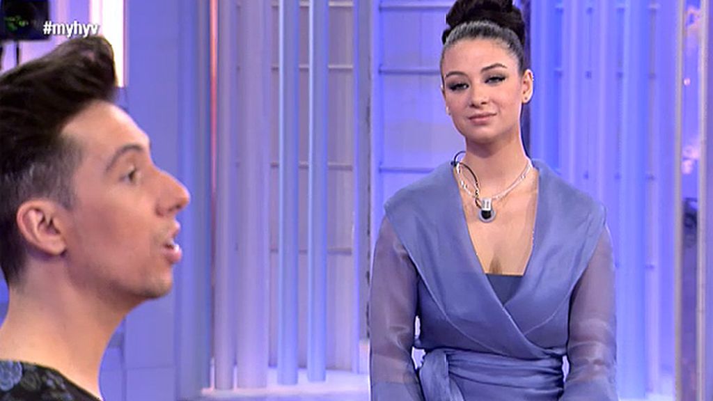 Paula, la única que aprueba con su "sobrio" look de proclamación