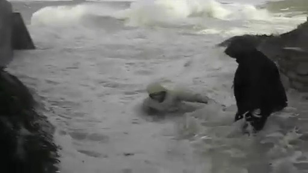 Una pareja de jubilados se salvan de ser arrastrados por el mar