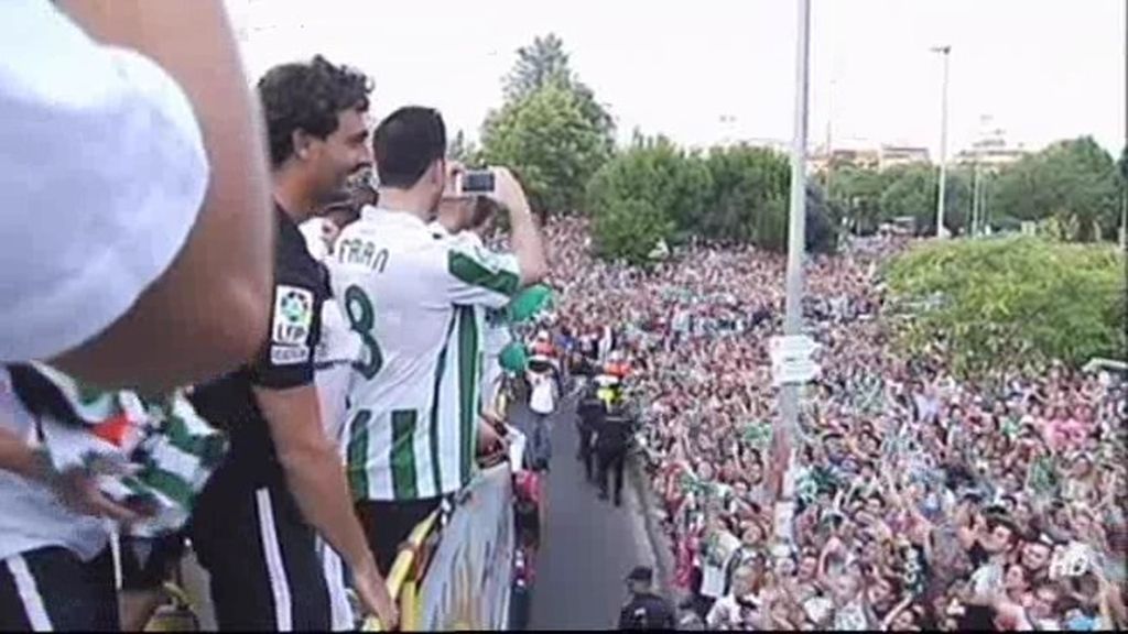 Córdoba se echó a la calle para celebrar una fiesta de Primera 42 años después