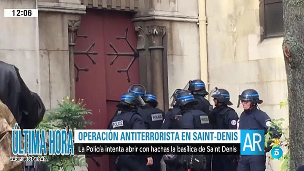 La policía francesa intenta derribar la puerta de la Basílica de Saint - Denis