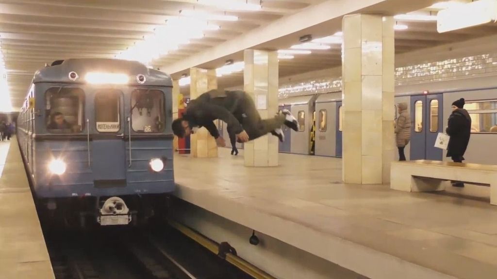 Arriesga su vida haciendo acrobacias entre los andenes del metro