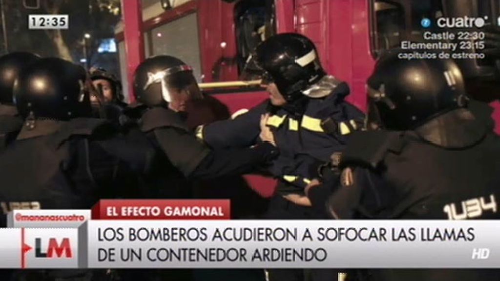 La policía detiene a un bombero durante la protesta Gamonal en Madrid