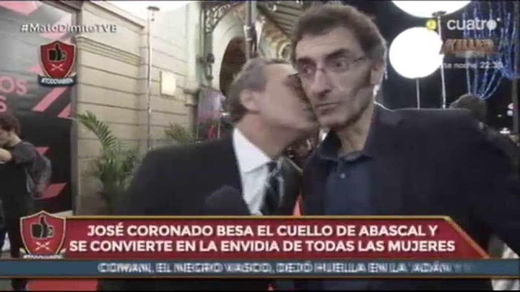 José Coronado le da un tierno beso a Javier Abascal y al reportero….le gusta