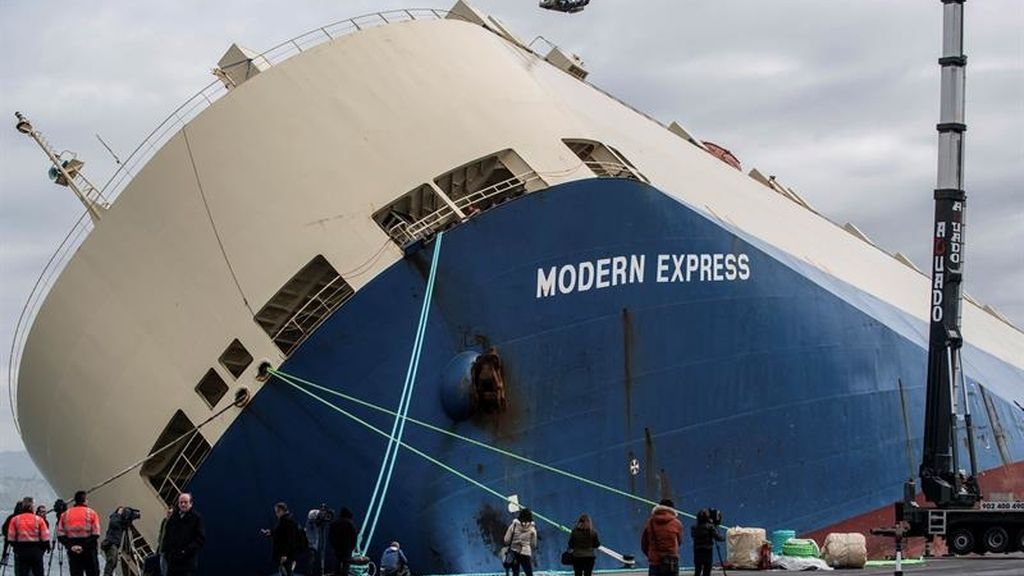 El 'Modern Express' entra en el puerto de Bilbao
