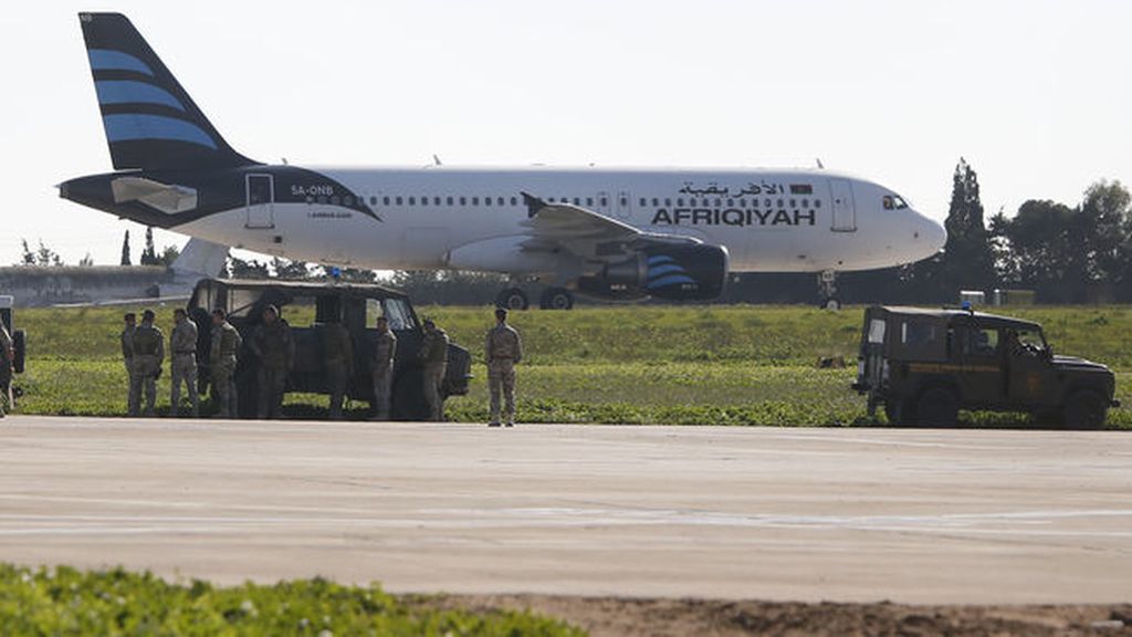 Aterriza en Malta un avión libio secuestrado con 118 personas a bordo