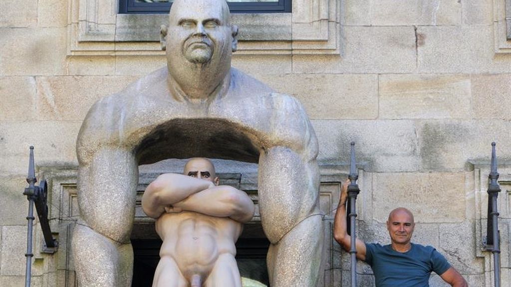 Polémica por las estatuas con pene que se exponen en Santiago de Compostela