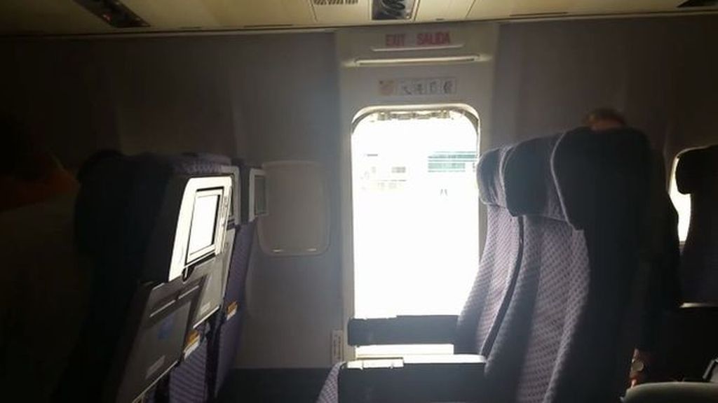 Una mujer abre la puerta de emergencia de un avión y salta justo al aterrizar