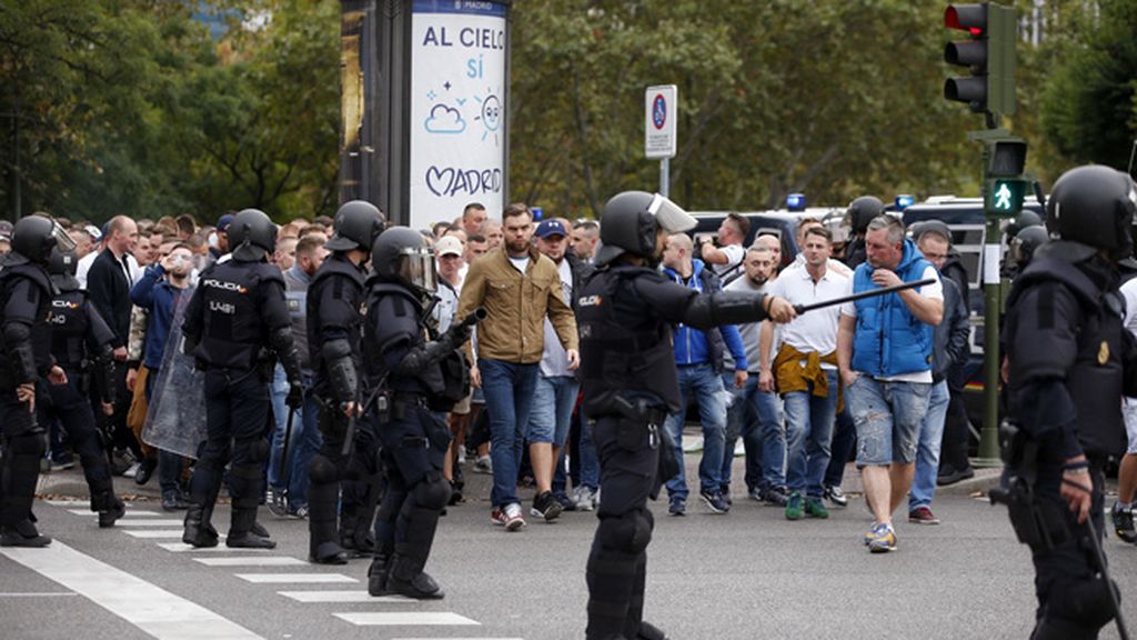 Los ultras del Legia de Varsovia atacan a la policía en las inmediaciones del Bernabéu