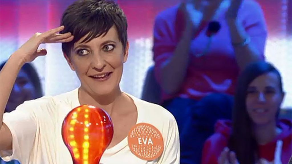Eva Hache no se acuerda del nombre de 'La ambición rubia': "Es esta mujer que se cae cuando se le engancha la capa"
