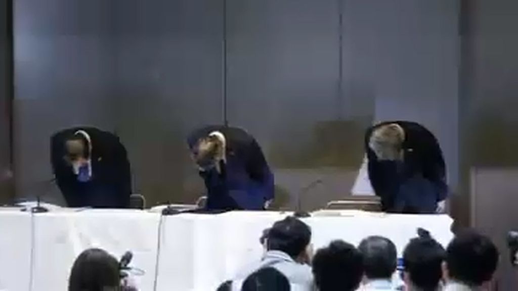 El presidente de Toshiba se inclina durante doce segundos antes de dimitir