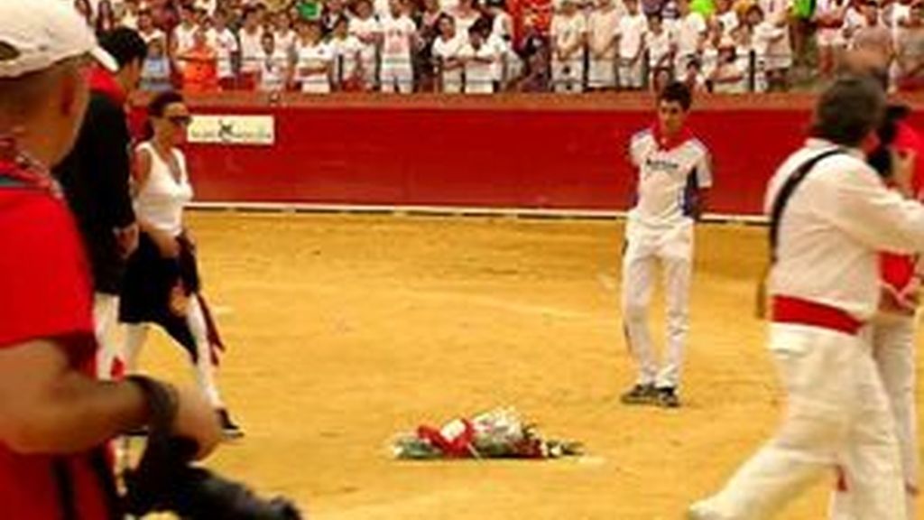 Minuto de silencio en la plaza de toros de Teruel por Víctor Barrio