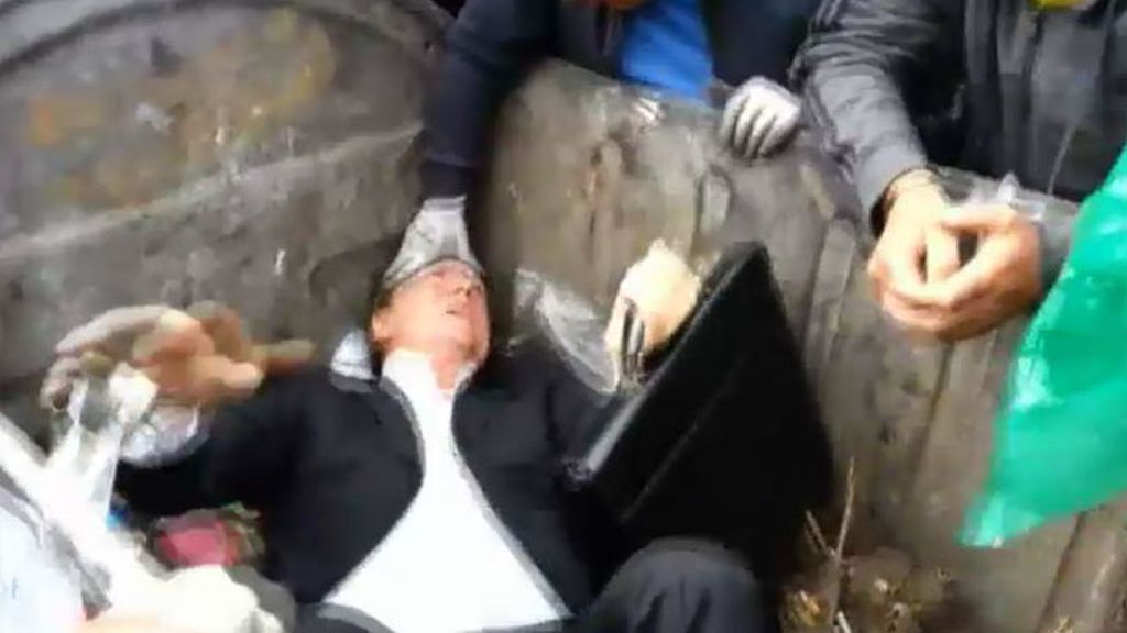 Un diputado ucraniano es lanzado por la muchedumbre a un contenedor de basura