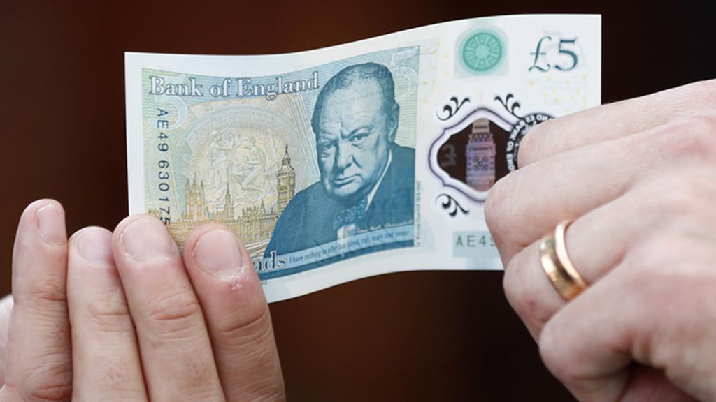 El Reino Unido estrena un nuevo billete de cinco libras de plástico
