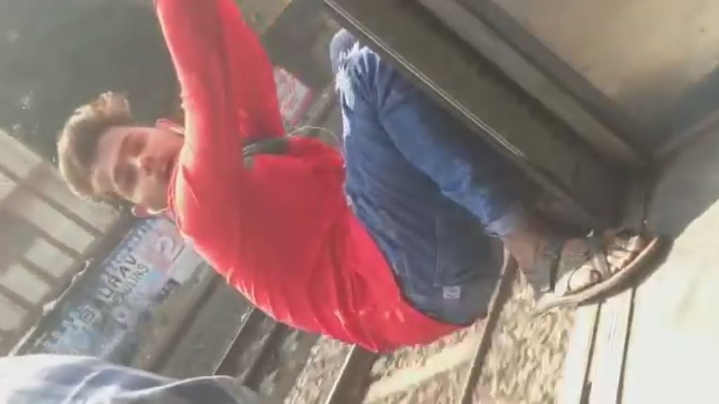Arriesga su vida y choca brutalmente contra un poste cayendo a las vías del tren