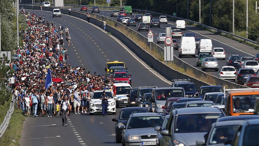 Miles de refugiados marchan a pie hasta Austria