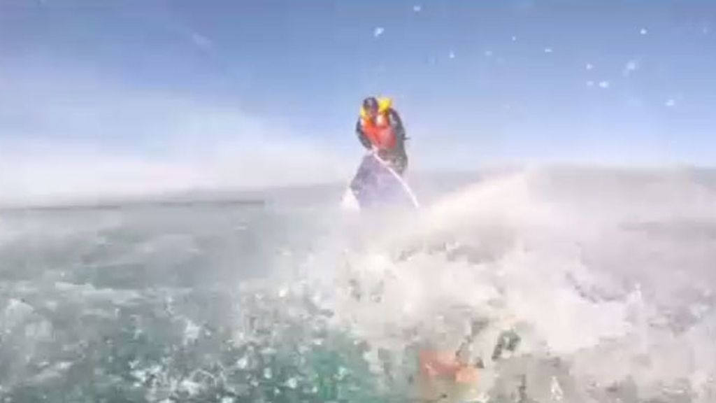 Rescate in extremis de un refugiado antes de hundirse