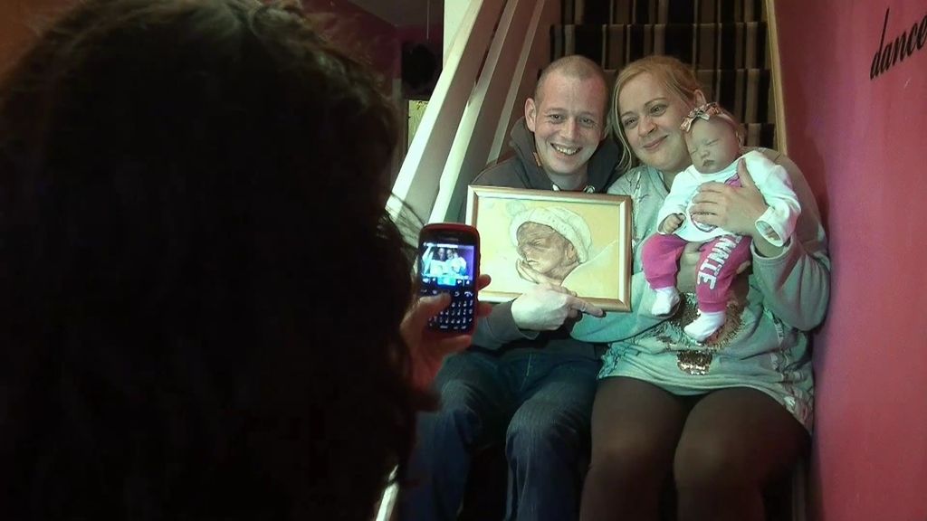 Sabrina y su pareja se hacen una foto de familia con su hijo fallecido y el bebé reborn