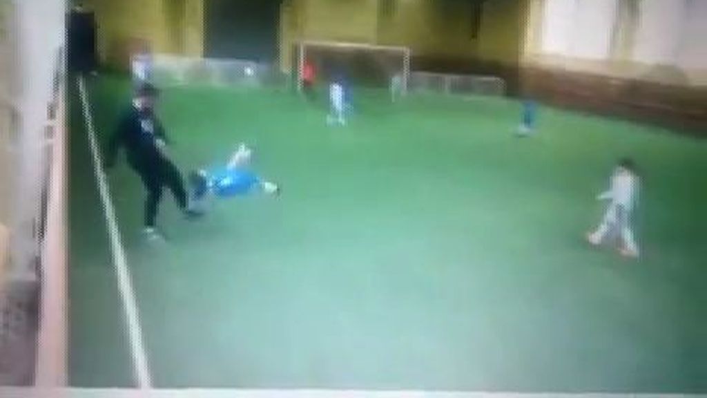 Un entrenador de fútbol infantil ruso pega una brutal patada a uno de sus jugadores