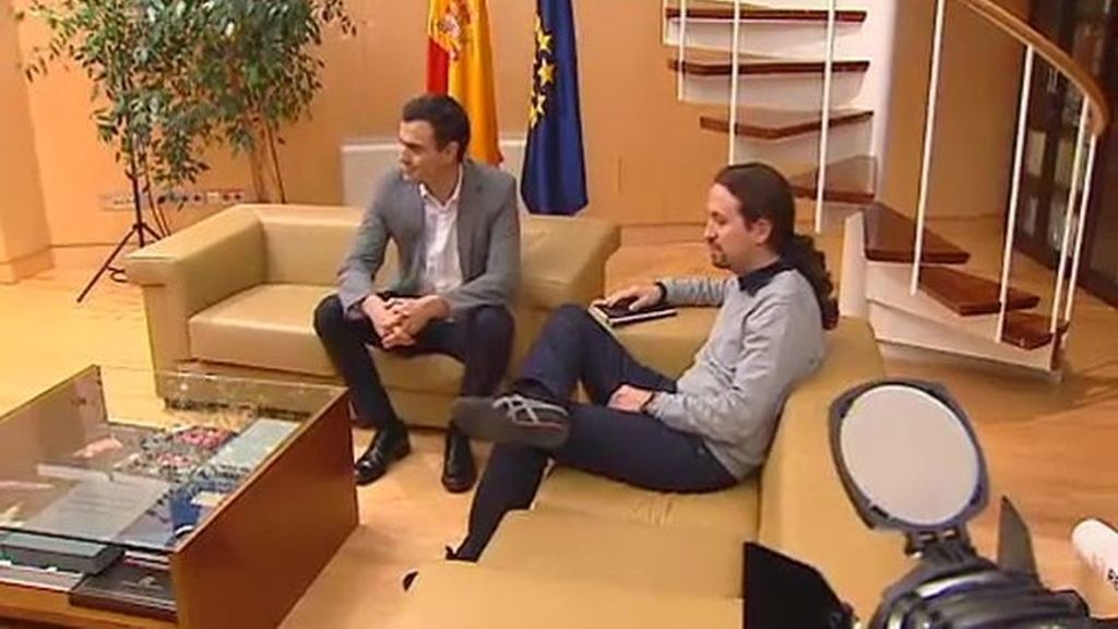 Sánchez intenta seducir a Podemos con un documento con propuestas específicas