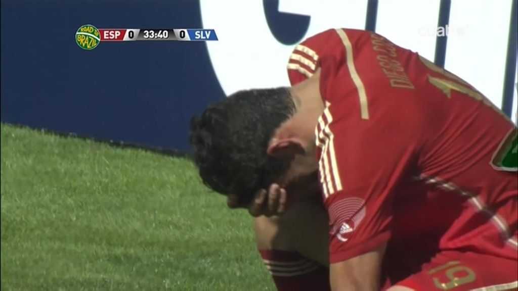 Diego Costa se lleva un balonazo en la cara y se queda ‘grogui’ en la banda