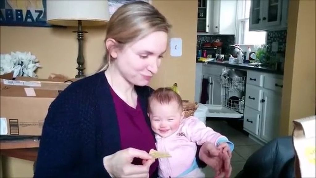 La contagiosa risa de una bebé al oír a su madre masticar nachos