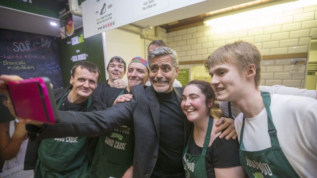 Clooney desata la locura en una cafetería que ayuda a personas sin hogar en Edimburgo