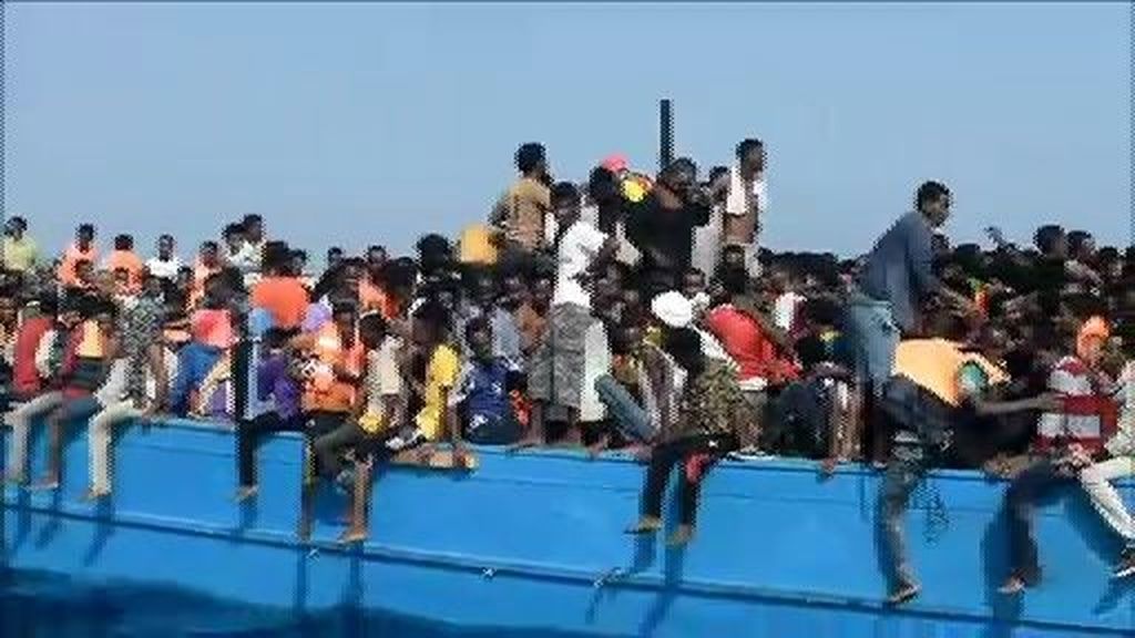 Lo que ocurre cuando una barcaza llena de refugiados zozobra en el Mediterráneo