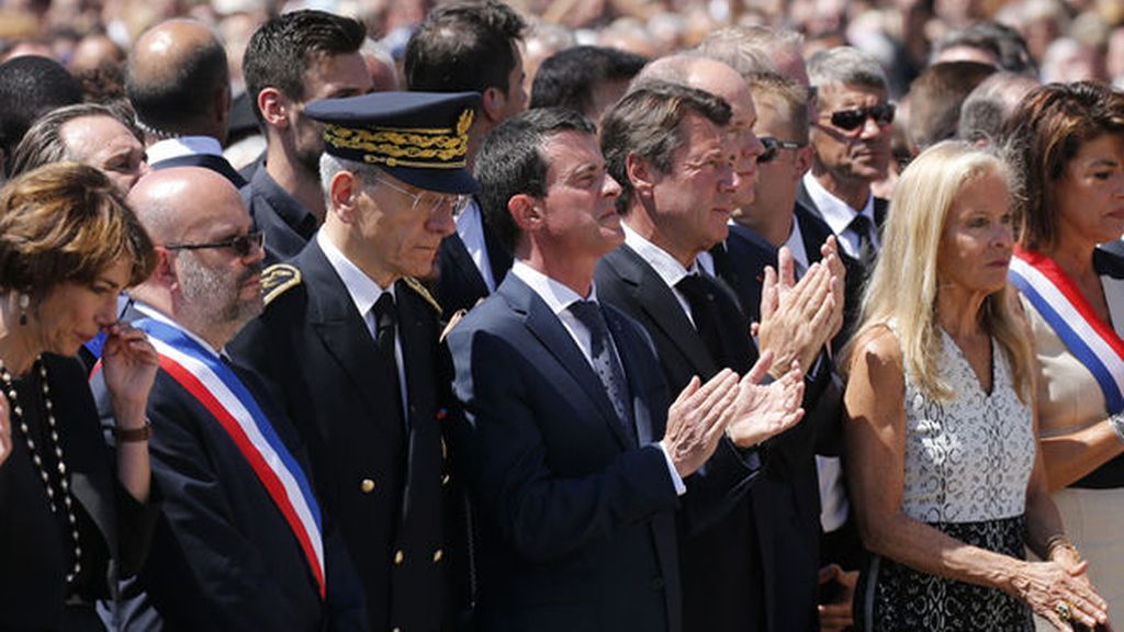 Valls, primer ministro francés, abucheado durante el minuto de silencio en Niza