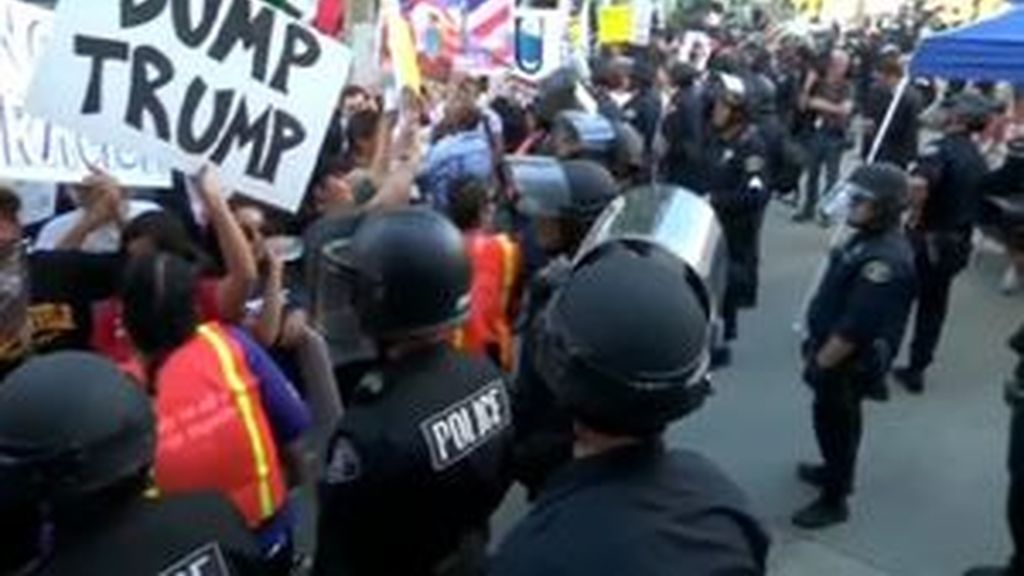 Huevos y puños contra los seguidores de Donald Trump en California