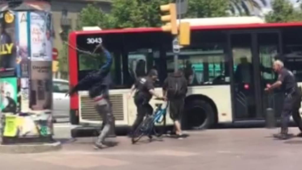 La agresión de un mantero a un policía en mitad de la calle en Barcelona