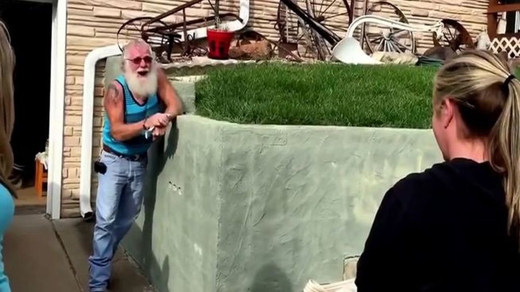La increíble reacción de este abuelo cuando descubre que su nieta va a tener gemelos