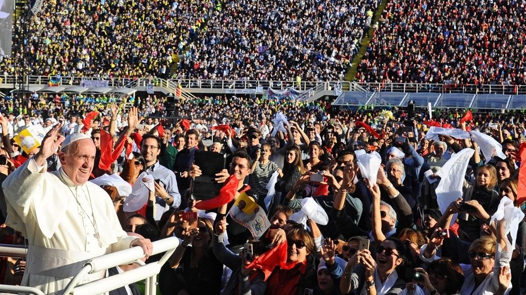 El papa pide a la Iglesia italiana que se ensucie por estar en contacto con la calle