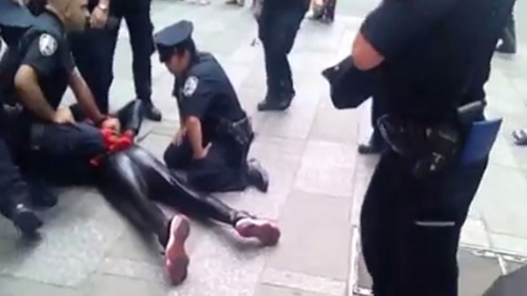 Detienen al 'hombre araña' por emprenderla a golpes contra un policía en Nueva York