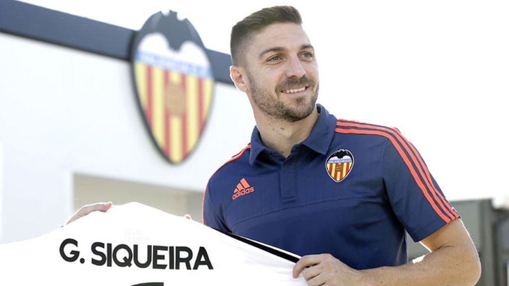 Siqueira, presentado como nuevo jugador del Valencia