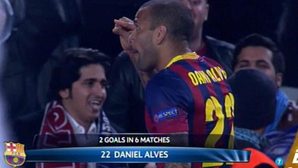 Dani Alves se encara con la afición tras marcar el segundo gol del Barça