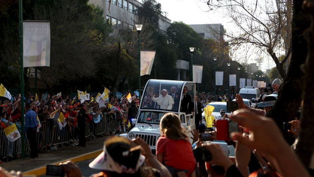 El Papa aboga por la "cariñoterapia"  en su visita a un hospital pediátrico en México